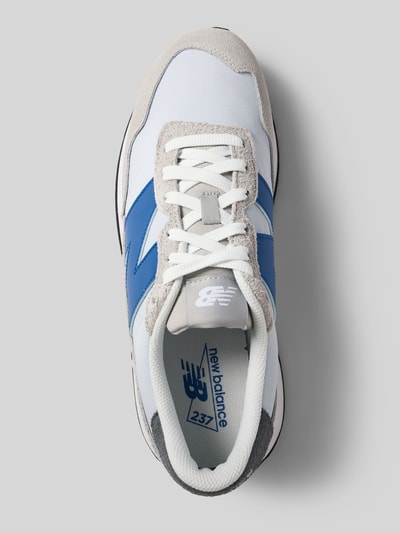 Produktfoto, sneakersy 'Sneaker mit Logo-Detail' od New Balance, wiązanie, detal z logo, profilowana podeszwa, wysokość obcasa 4 cm, wysokość cholewki 8 cm, szerokość w rozmiarze 44: 6 cm, białe z niebieskim i szarym, teksturowane materiały