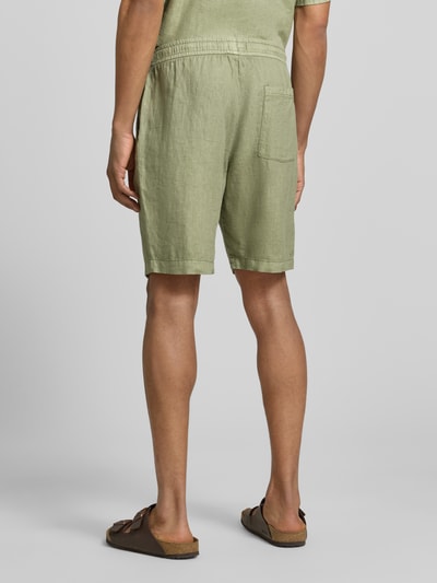 Männermodel trägt Shorts mit elastischem Bund und Gesäßtasche von MCNEAL aus Reine Baumwolle Regular-Fit, Ganzkörperansicht Rückansicht.