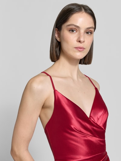 Frauenmodel trägt Maxikleid aus Satin mit Drapierungen und Gehschlitz von Luxuar in Rot, V-Ausschnitt, taillierter Schnitt, Nahaufnahme Oberkörper. Rückenlänge bei Größe 36: 147 cm, Brustweite bei Größe 36: 33 cm.