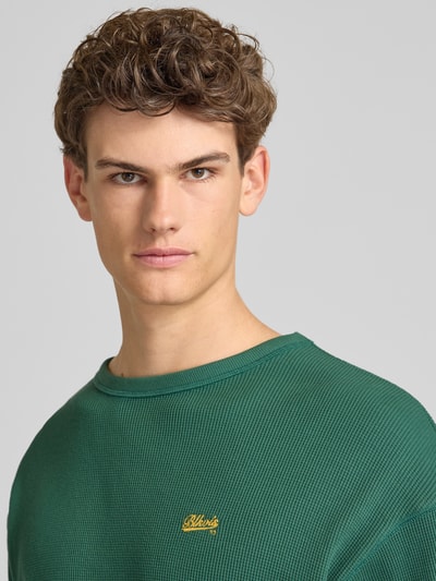 Männermodel trägt heren shirt met lange mouwen van puur katoen met structuurpatroon, ronde hals en gestikt logo, Longsleeve met Logo-Stitching van BLKVIS, loose fit, ruglengte maat S 75 cm, Nahaufnahme Oberkörper.