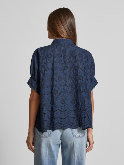 Frauenmodel trägt Relaxed Fit Bluse mit Lochstickerei von Emily Van den Bergh in Dunkelblau, reine Baumwolle, Rückansicht Ganzkörperansicht.