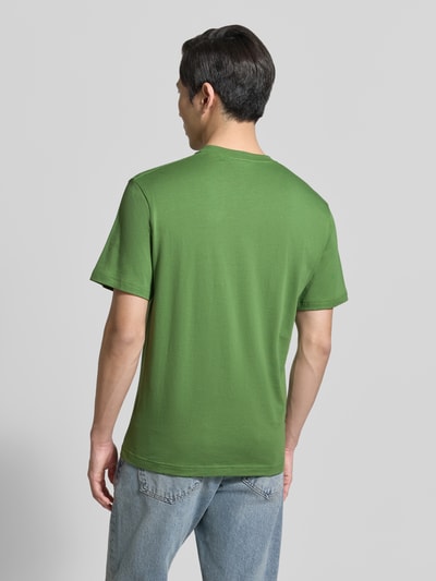 Męski model nosi Regular Fit T-Shirt aus reiner Baumwolle od Lacoste, efekt: jednolity kolor, wyhaftowane logo, nadruk z logo, okrągły dekolt, bawełna, Ganzkörperansicht Rückansicht.