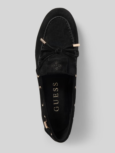 Produktfoto, Loafer aus echtem Leder Modell 'Aisha' von Guess in Schwarz, abgerundete Passform, Zierschleife, Logo-Prägung, glatte Sohle, Absatzhöhe 1 cm, Schafthöhe 7 cm, Schaftweite 5 cm.