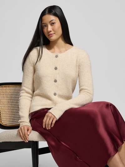 Vrouwenmodel draagt Cardigan met Rundhalsausschnitt Modell 'Ester' van GUIDO MARIA KRETSCHMER WOMAN, beige, slim fit, materiaal-mix, knoopsluiting, bovenlichaam close-up vooraanzicht.