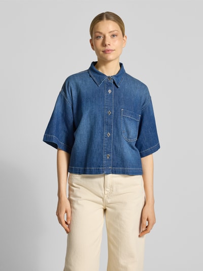 Frauenmodel trägt Boxy Fit Jeansbluse mit Brusttasche Modell 'ZURI' von Raffaello Rossi aus Baumwoll-Mix mit Leinen, Ganzkörperansicht von vorne.