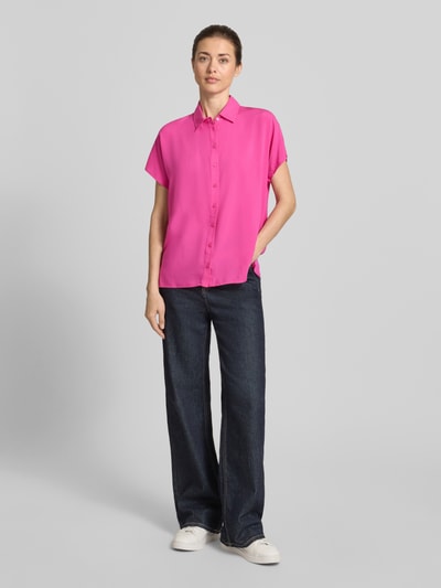 Frauenmodel trägt Regular Fit Bluse aus Viskose von Christian Berg Woman in Pink mit Hemdblusenkragen und Knopfleiste, Ganzkörperansicht von vorne.