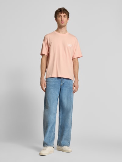 Männermodel trägt Loose Fit Jeans im 5-Pocket-Design Modell 'DAVE' von Jack & Jones aus reiner Baumwolle, lockerer Schnitt, Ganzkörperansicht von vorne.