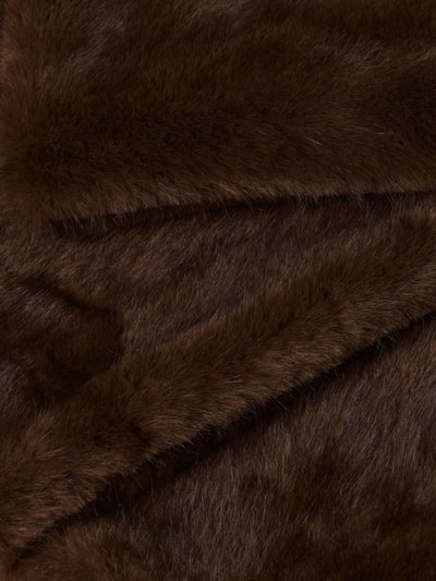 Produktfoto, Schal aus Kunstfell von Luisa Cerano, rechteckige Form, braunes flauschiges Design, ausgefranste Abschlüsse, Textur weich
