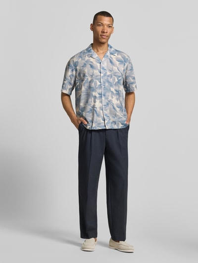 Männermodel trägt Relaxed Fit Freizeithemd aus Bio-Baumwoll-Modal-Mix Modell 'RELAXAIR' von SELECTED HOMME, Optik: Unifarben, Hemdkragen: Reverskragen, Knopfleiste: durchgehend, Ärmelform: Kurzarm, Ganzkörperansicht von vorne.