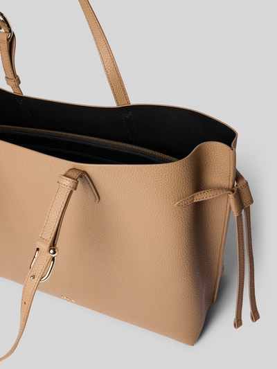 Produktfoto, Tote Bag mit Logo-Applikation Modell 'Ava' von FURLA in beigefarbener Leder-Optik, offenes Hauptfach, verstellbare Schulterriemen, Reißverschlussfach auf der Innenseite, Maße 45 cm Breite, 29 cm Länge, 14 cm Tiefe, Schulterriemen 56 cm.
