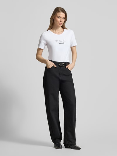 Frauenmodel trägt T-Shirt mit Motiv-Print von More & More im Regular-Fit aus Baumwoll-Elasthan-Mix, Rundhalsausschnitt, weiß, Ganzkörperansicht von vorne.