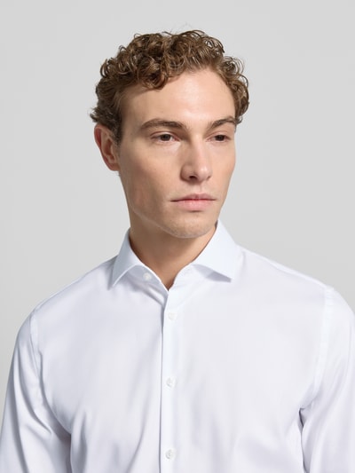 Männermodel draagt Slim Fit Businesshemd met extra langem Arm van Jake*s, puur katoen, kentkraag, knoopsluiting, Nahaufnahme Oberkörper.