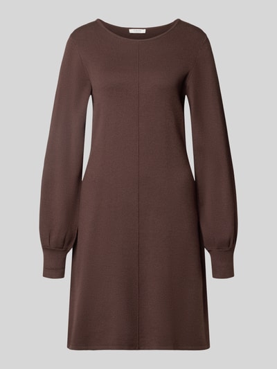 Produktfoto, knielanges Kleid aus Viskose-Elasthan-Mix Modell 'OTARI' von b.young in Braun mit lockerer Passform, Rundhalsausschnitt, Langarm, Ziernaht, glatte Textur.