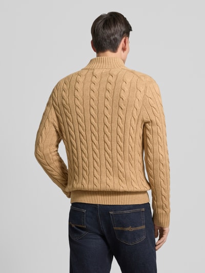 Männermodel trägt Strickpullover mit Label-Stitching von Polo Ralph Lauren in Beige, Reine Baumwolle, Regular-Fit, Stehkragen, Gerippte-Abschlüsse, Kurzer Reißverschluss, Rückenlänge 70 cm, Ärmellänge 69 cm, Strukturstrick-Optik, Ganzkörperansicht Rückansicht.