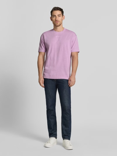 Männermodel trägt Relaxed Fit T-Shirt aus reiner Baumwolle von Marc O'Polo in Optik: Unifarben, Passform: Relaxed-Fit, Label-Stitching-Applikation, Rundhals, Ärmelform: Kurzarm, Materialverarbeitung: Jersey, Ganzkörperansicht von vorne.