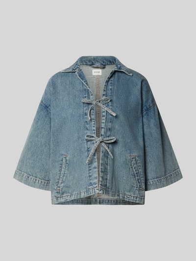 Produktfoto, Jeansjacke mit Kimonoärmeln Modell 'ZOE' von Mustang aus Reine Baumwolle, Regular-Fit, Umlegekragen, Schnürverschluss, Seitliche Eingrifftaschen, mittleres Blau, klare Nähte, sichtbare Denim-Struktur