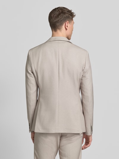 Männermodel trägt Sakko mit Pattentaschen Modell 'NICK' van Zuitable in beige materiaalmix met viscose, recht model, ruglengte maat 50, Ganzkörperansicht Rückansicht.