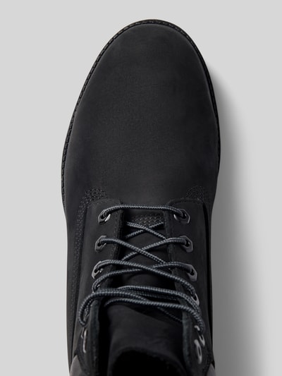 Produktfoto, Boots aus echtem Leder mit Logo-Detail von Timberland, schwarzes Leder, Schnürverschluss, profilierte Sohle, Nahaufnahme Obermaterial