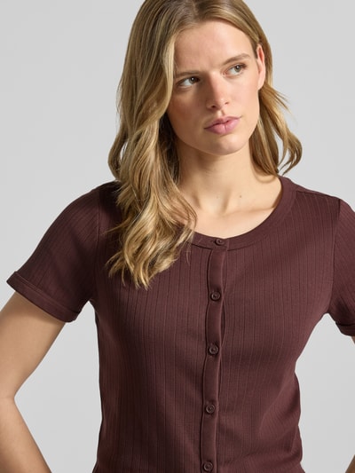 Frauenmodel trägt Regular Fit T-Shirt aus reiner Baumwolle von Marc O'Polo Denim, gerippte Struktur in Braun, Nahaufnahme Oberkörper.