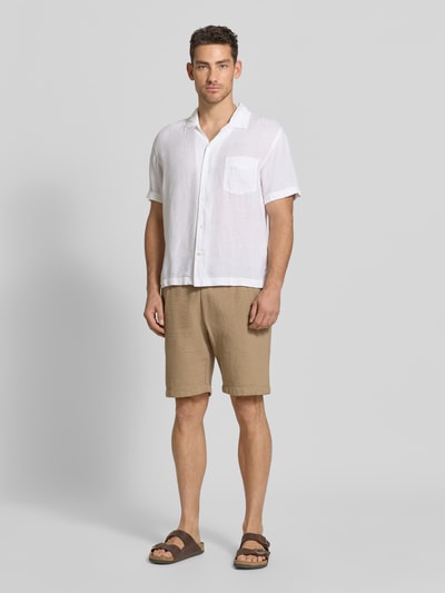 Männermodel trägt Shorts mit elastischem Bund und Tunnelzug von MCNEAL aus Baumwoll-Mix, Regular-Fit, beige, Ganzkörperansicht von vorne.