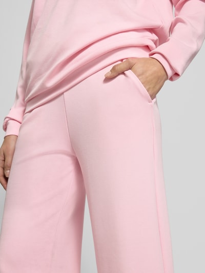 Frauenmodel trägt Sweatpants mit elastischem Bund Modell 'Banu' von Soyaconcept in Rosa, lockerer Schnitt, Nahaufnahme Hüfte und Oberschenkel.
