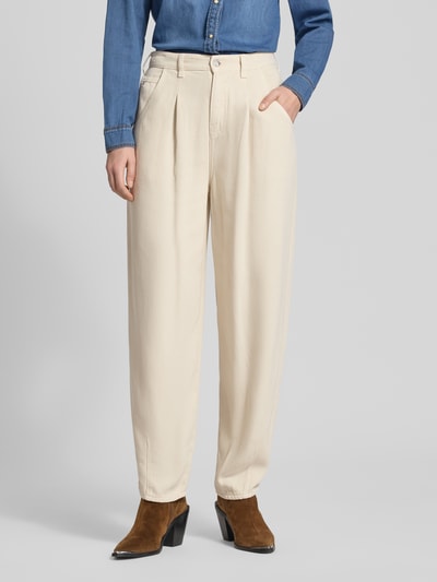 Frauenmodel trägt Balloon Fit Jeans aus reinem Lyocell von Emporio Armani in Beige mit Ripp-Optik, Eingriff- und Gesäßtaschen, Nahaufnahme Unterkörper.