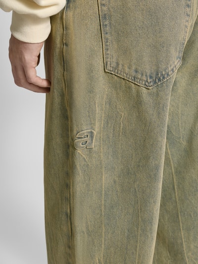 Männermodel trägt Wide Fit Jeans mit Viskose-Anteil Modell 'Everyday' von ANOTHER COTTON LAB, Baumwoll-Mix, Detailaufnahme seitlich.