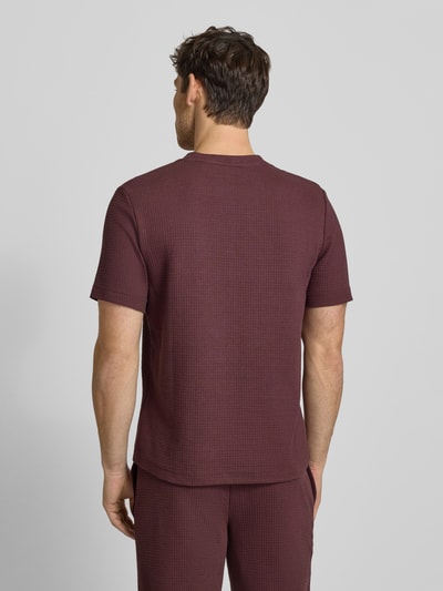Männermodel trägt Regular Fit T-Shirt aus Baumwoll-Mix Modell 'AUSTIN' von HUGO in Unifarben mit Waffel-Struktur, Ganzkörperansicht Rückansicht.