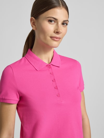 Frauenmodel trägt Slim Fit Poloshirt mit Knopfleiste von Christian Berg Woman aus Baumwoll-Elasthan-Mix, Farbe Pink, Nahaufnahme Oberkörper.