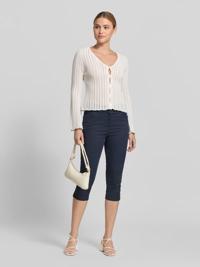 Frauenmodell trägt Skinny Fit Caprihose aus Baumwoll-Mix Modell 'LUCA' von Raphaela By Brax, Optik: Unifarben, Dunkelblau, Ganzkörperansicht von vorne.
