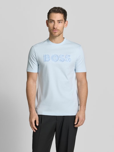 Männermodel trägt Regular Fit T-Shirt aus reiner Baumwolle Modell 'C-THOMPSON 89' von BOSS, Optik: Unifarben, Nahaufnahme Oberkörper.