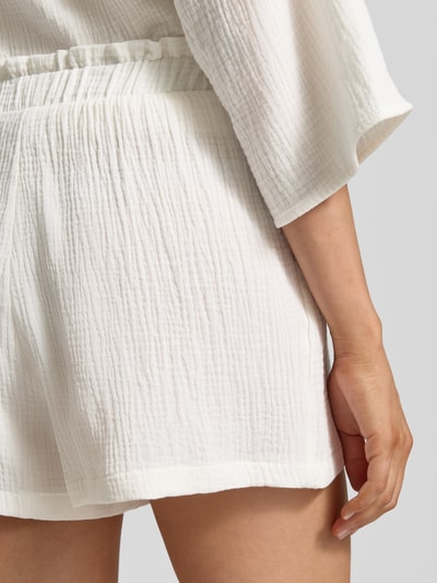 Frauenmodel trägt Loose Fit Shorts aus reiner Baumwolle Modell 'NATALI' von Vero Moda, Optik: Unifarben, Crêpe-Textur, Nahaufnahme Hüfte.