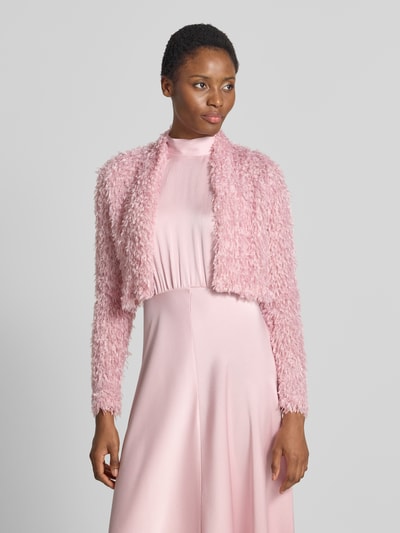 Frauenmodel trägt Cropped Jacke aus Effektgarn mit V-Ausschnitt von SWING in Rosa, Slim Fit, weiche Textur, Nahaufnahme Oberkörper.