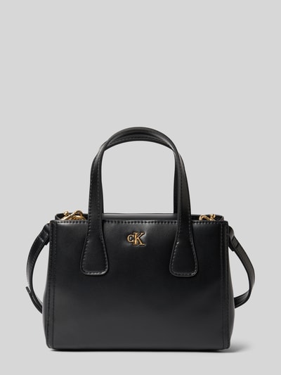 Produktfoto, Torebka z aplikacją z metką 'Handtasche mit Label-Applikation' od CK Calvin Klein, główna przegroda z zapięciem na magnes, uchwyt, odpinany pasek na ramię, szerokość w rozmiarze 1: 18 cm, długość w rozmiarze 1: 14 cm, głębokość w rozmiarze 1: 9 cm, długość paska na ramię w rozmiarze 1: 108 cm, czarny kolor, gładka tekstura, prostokątny kształt