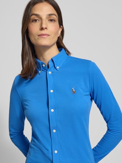 Vrouwenmodel draagt Hemdbluse mit Label-Stitching van Polo Ralph Lauren, blauwe katoen, slim fit, knopen, label-stitching, Nahaufnahme bovenlichaam.