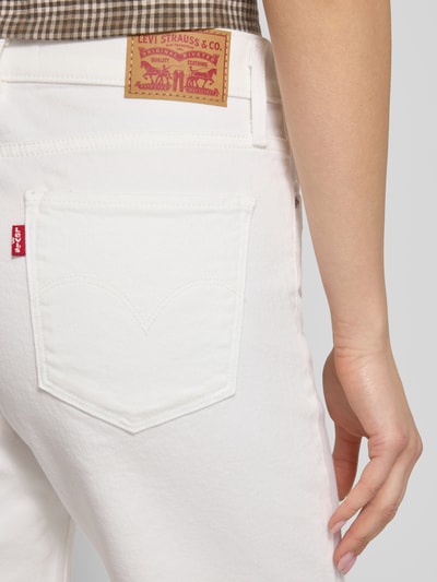 Kobiece model prezentuje Slim Fit Bermudas aus Baumwoll-Mix Modell 'SHAPING BERMUDA' od Levi's® 300, efekt: jednolity kolor, krój slim fit, naszywka z logo, wytłaczane logo, szlufki na pasek, zapięcie na guzik i ukryty zamek błyskawiczny, 5 kieszeni, wykończenie materiału: splot twill, mieszanka bawełny; zbliżenie na tył