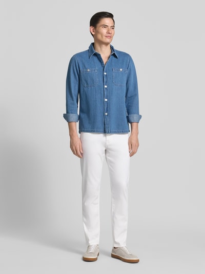 Männermodel trägt Regular Fit Jeans aus Baumwoll-Mix Modell 'MAINE' von BOSS Orange, Optik: Unifarben, 5-Pocket-Design, Ganzkörperansicht von vorne.