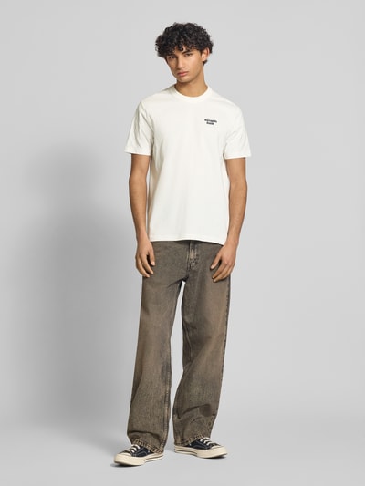 Männermodel trägt Relaxed Fit Oversized Shirt aus reiner Baumwolle von Marc O'Polo Denim, unifarben, Label Print, Jersey, Ganzkörperansicht von vorne.