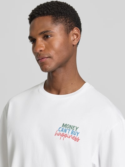 Männermodel trägt T-Shirt mit Statement-Print und Rundhalsausschnitt von MC2 Saint Barth, Reine Baumwolle, Regular-Fit, Nahaufnahme Oberkörper.