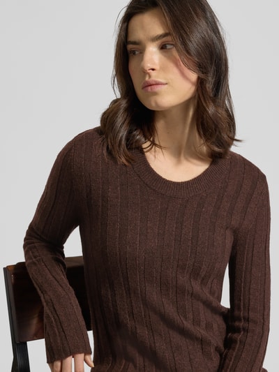 Frauenmodel trägt Slim Fit Strickpullover mit Woll-Anteil Modell 'Polmi' von Opus in brauner Ripp-Optik mit Rundhalsausschnitt, Nahaufnahme Oberkörper.