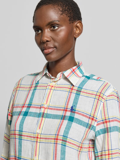 Kobiece model prezentuje Oversized Hemdbluse aus reinem Leinen od Polo Ralph Lauren, efekt: wzór w kratkę, krój oversized, dekolt w serek, kołnierzyk koszulowy, wyhaftowane logo, pas na plecach z zakładką, długi rękaw z mankietem, materiał: len, cieniowana przędza, wielokolorowa, ujęcie: zbliżenie na górną część sylwetki.