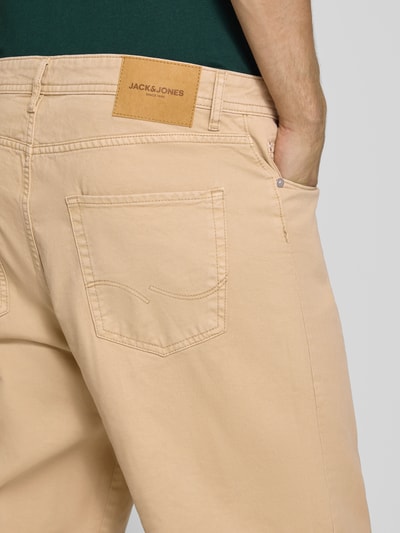 Männermodel trägt Straight Fit Jeans aus reiner Baumwolle Modell 'ALEX ORIGINAL' von JACK & JONES, 5-Pocket-Design, Detailaufnahme, Kontext: Herren Jeans von JACK & JONES, reine Baumwolle, Straight Fit, Modell 'ALEX ORIGINAL', Knopf- und Reißverschluss, 5-Pocket-Design, Bundweite bei Größe 32/32 43 cm, Innenbeinlänge bei Größe 32/32 73 cm