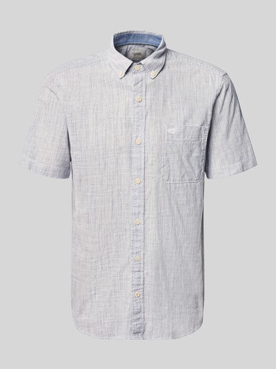 Produktfoto, Regular Fit Freizeithemd mit Button-Down-Kragen van camel active, katoen, korte mouw, borstzak, label-stitching, lichtgrijze tinten, fijne streeppatroon, context: ruglengte maat M 70 cm, schouderbreedte 42 cm, mouwlengte 25 cm