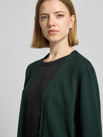 Frauenmodel trägt Strickjacke aus Viskose-Baumwoll-Mix mit 3/4-Arm von Zero in Dunkelgrün, offene Passform, Regular-Fit, Nahaufnahme Oberkörper. Rückenlänge bei Größe 36: 52 cm, Ärmellänge: 47 cm.