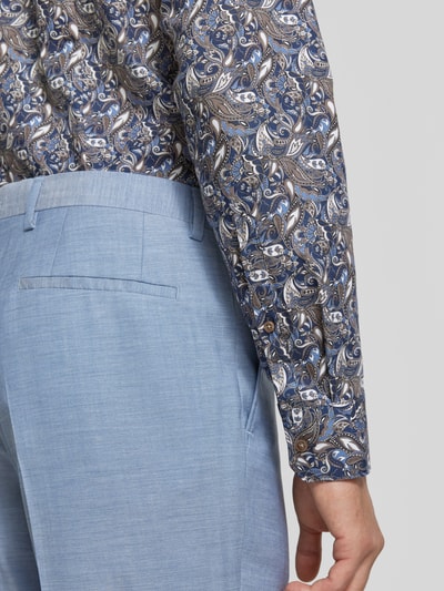 Männermodel trägt Slim Fit Businesshemd aus reiner Baumwolle Modell 'New Kent' von Seidensticker mit blauem Muster, Nahaufnahme Oberkörper, Herren Businesshemd von Seidensticker.