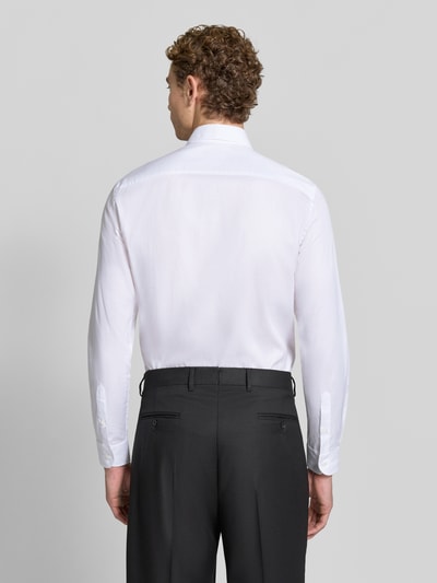 Männermodel trägt Slim Fit Business-Hemd aus reiner Baumwolle von Emporio Armani in Weiß, glatte Textur, Rückenansicht, Ganzkörperansicht Rückansicht. Kentkragen, durchgehende Knopfleiste, langärmelig, Rückenlänge M: 55 cm, Schulterbreite M: 47 cm, Ärmellänge M: 67 cm.