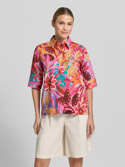 Frauenmodel trägt Bluse mit verdeckter Knopfleiste und 1/2-Arm von Milano Italy aus Baumwoll-Mix mit Stretch-Anteil, bunte Farben, Ganzkörperansicht von vorne.
