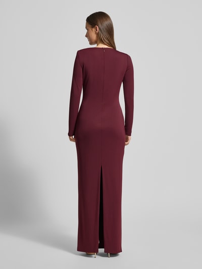 Frauenmodel trägt Abendkleid mit Cut Out und Knotendetail Modell 'BURLINCE' von Lauren Ralph Lauren in Bordeaux, Material-Mix mit Stretch-Anteil, gerader Schnitt, lange Ärmel, Ganzkörperansicht Rückansicht. Kontext: Rückenlänge bei Größe 36 150 cm, Brustweite 37 cm, Ärmellänge 65 cm.
