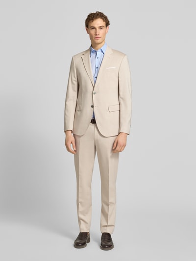 Männermodel trägt Slim Fit Business-Hemd mit Kentkragen von OLYMP Level Five in Hellblau, kombiniert zu beigem Anzug, Baumwoll-Elasthan-Mix, Knopfleiste, Ganzkörperansicht von vorne.