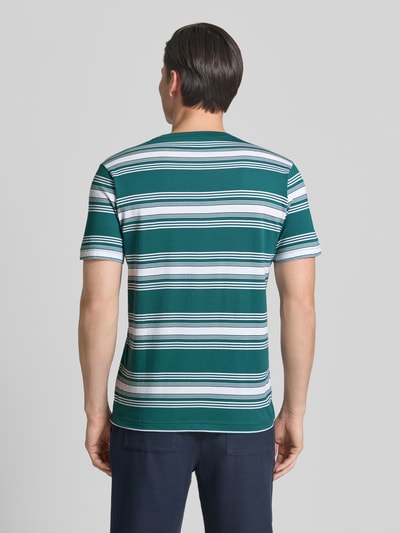 Männermodel trägt T-Shirt mit Label-Patch und Rundhalsausschnitt von Lerros, grün-weiß gestreift, Reine Baumwolle, Regular-Fit, Rückenlänge 72 cm, Ganzkörperansicht Rückansicht.